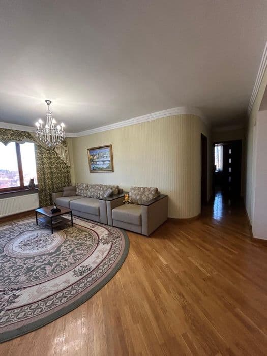 Продається простора 4-х кімнатна квартира в самому центрі міста.