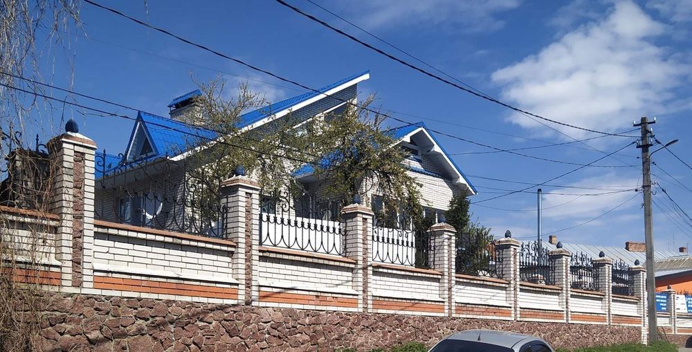 Продам будинок 3 поверхи (під хостел))