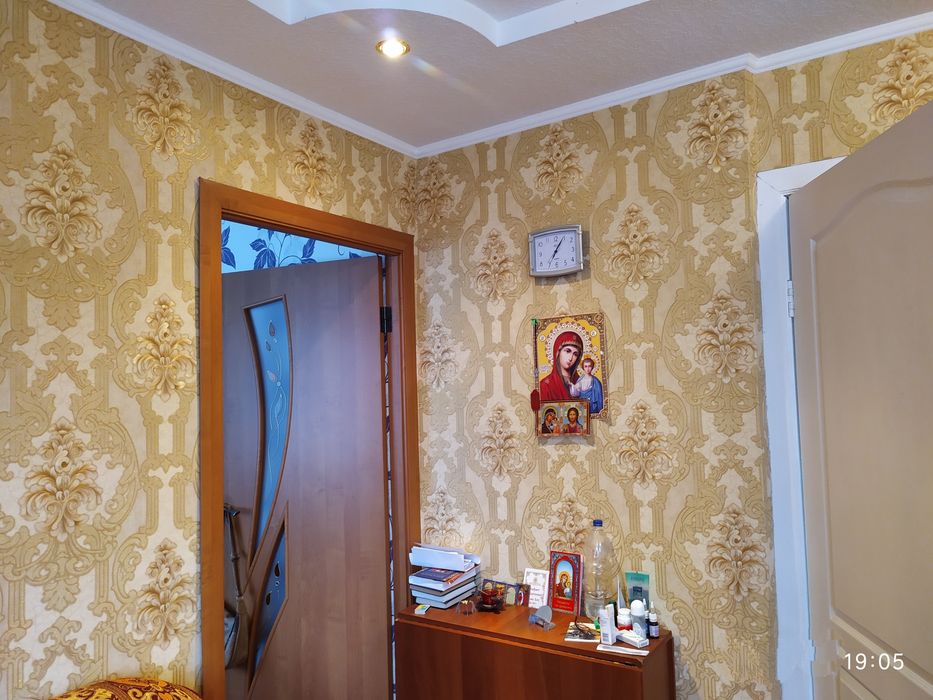 Двокімнатна квартира з автономним опаленням і меблями