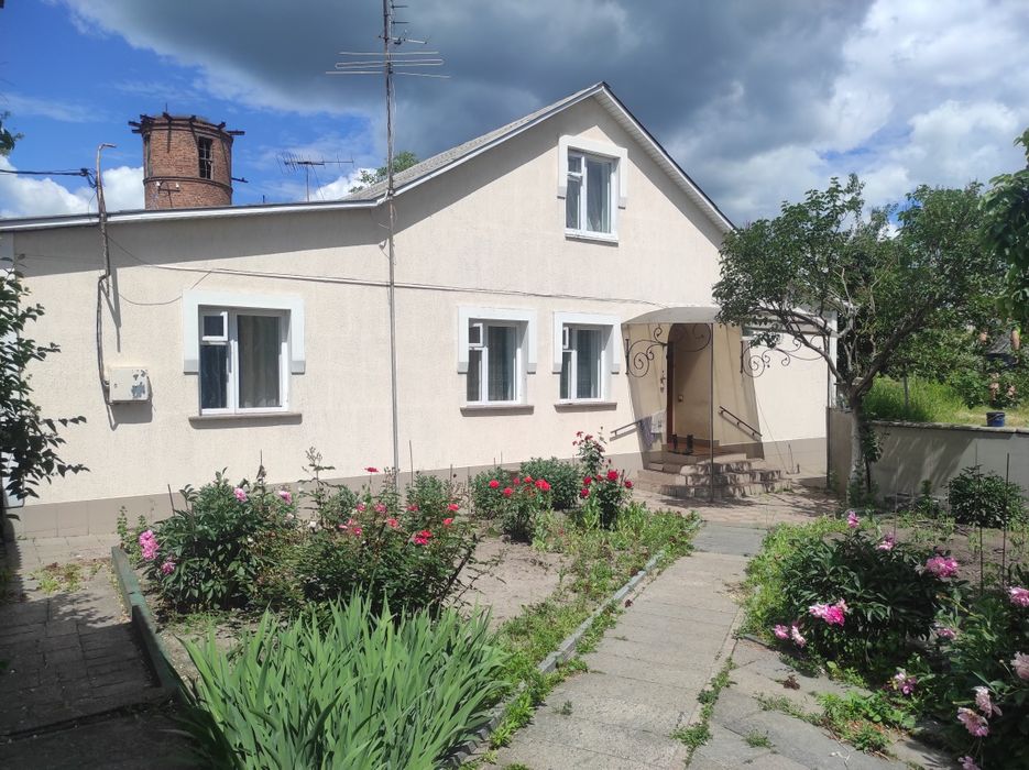 Продам частину будинку площею 125 м.кв. з власним двором в Житомирі