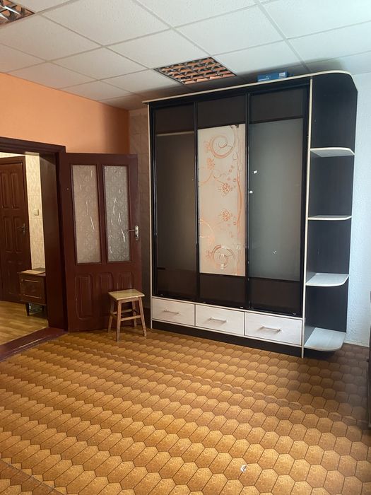 Продаж( оренда) 2 кімнатна квартира в ценрі міста 1 поверх ( можна офіс , салан)