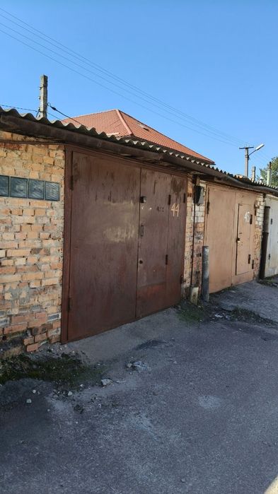 Гараж, Польова вул. Космонавтів 11а